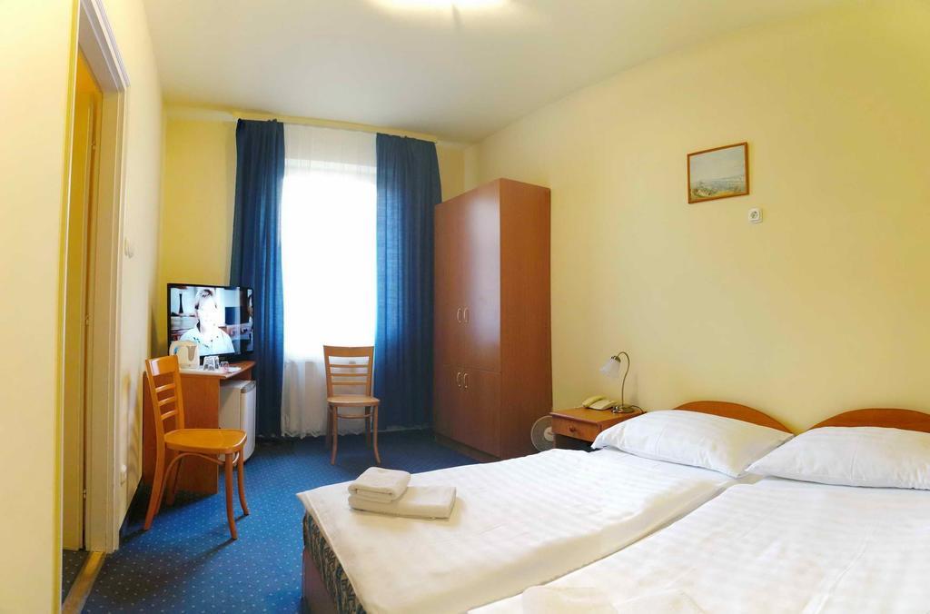 Corvin Hotel Gyor Exterior photo