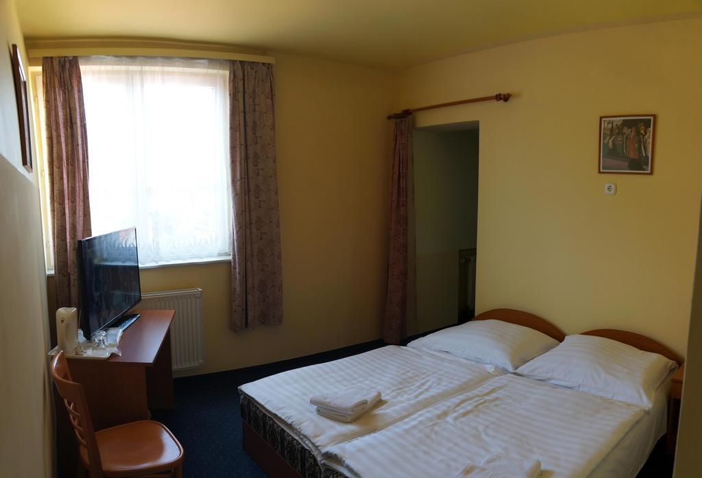 Corvin Hotel Gyor Room photo