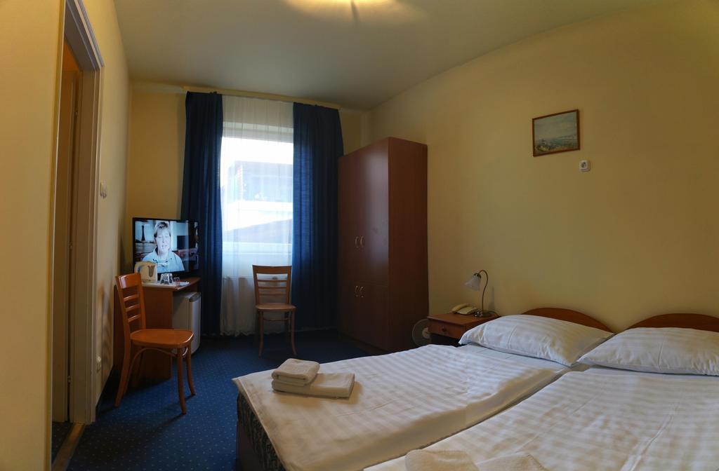 Corvin Hotel Gyor Room photo