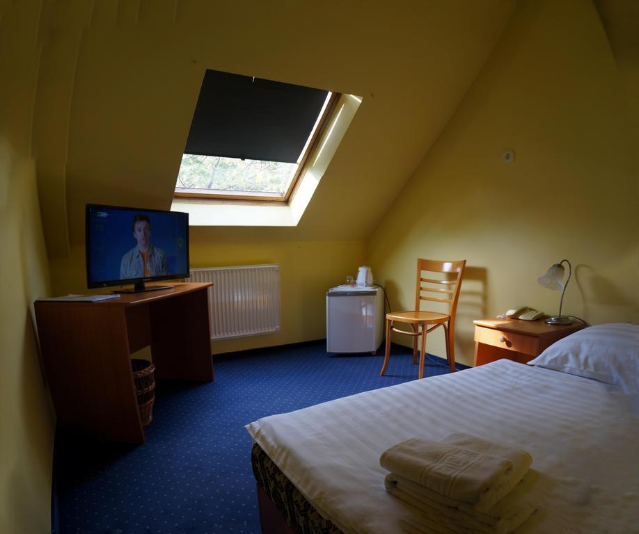 Corvin Hotel Gyor Room photo