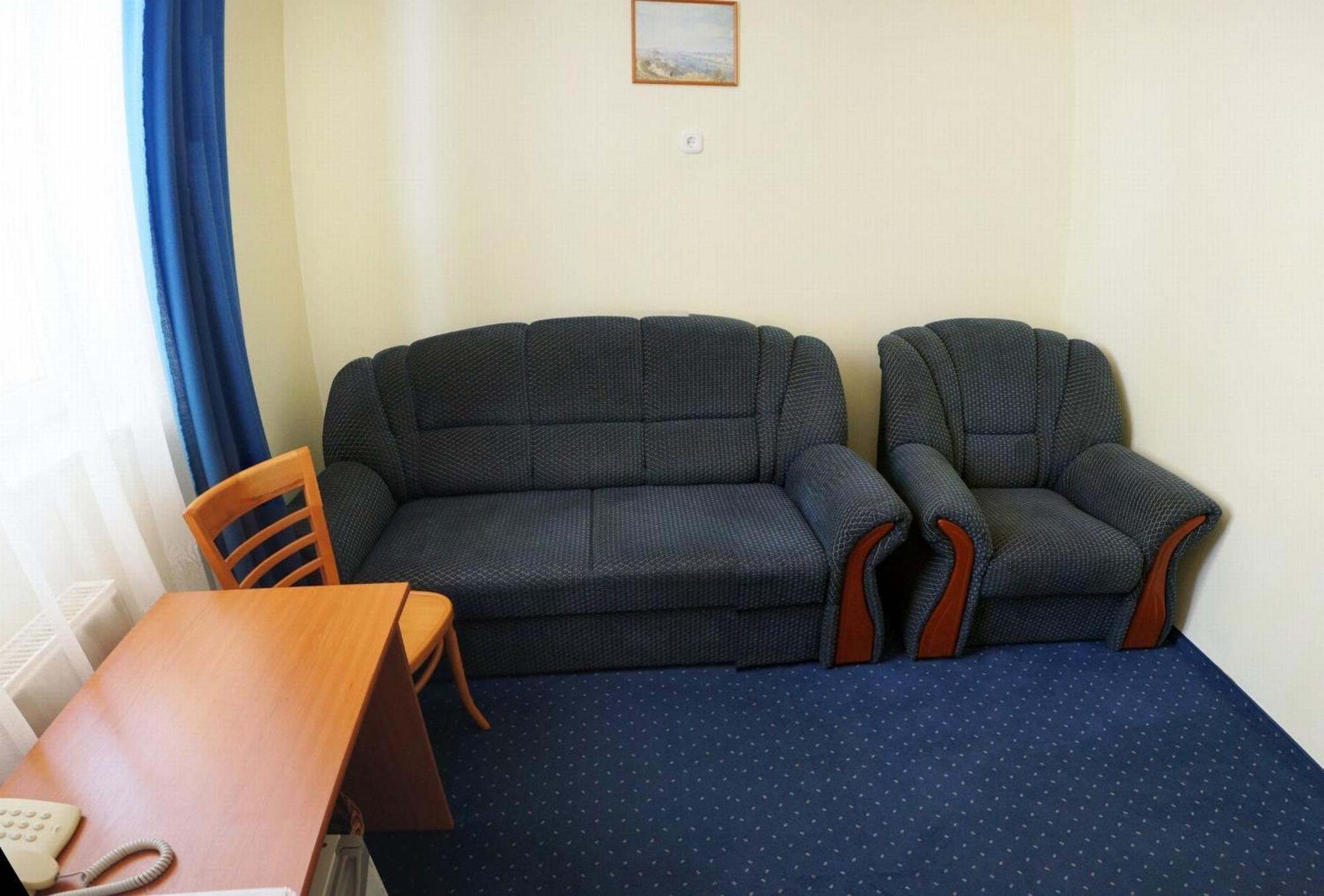 Corvin Hotel Gyor Room photo