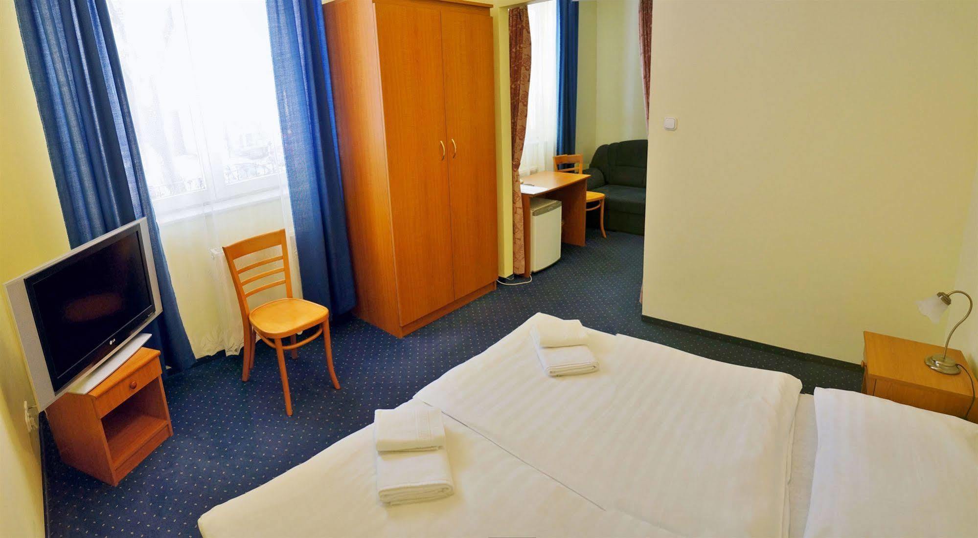 Corvin Hotel Gyor Exterior photo