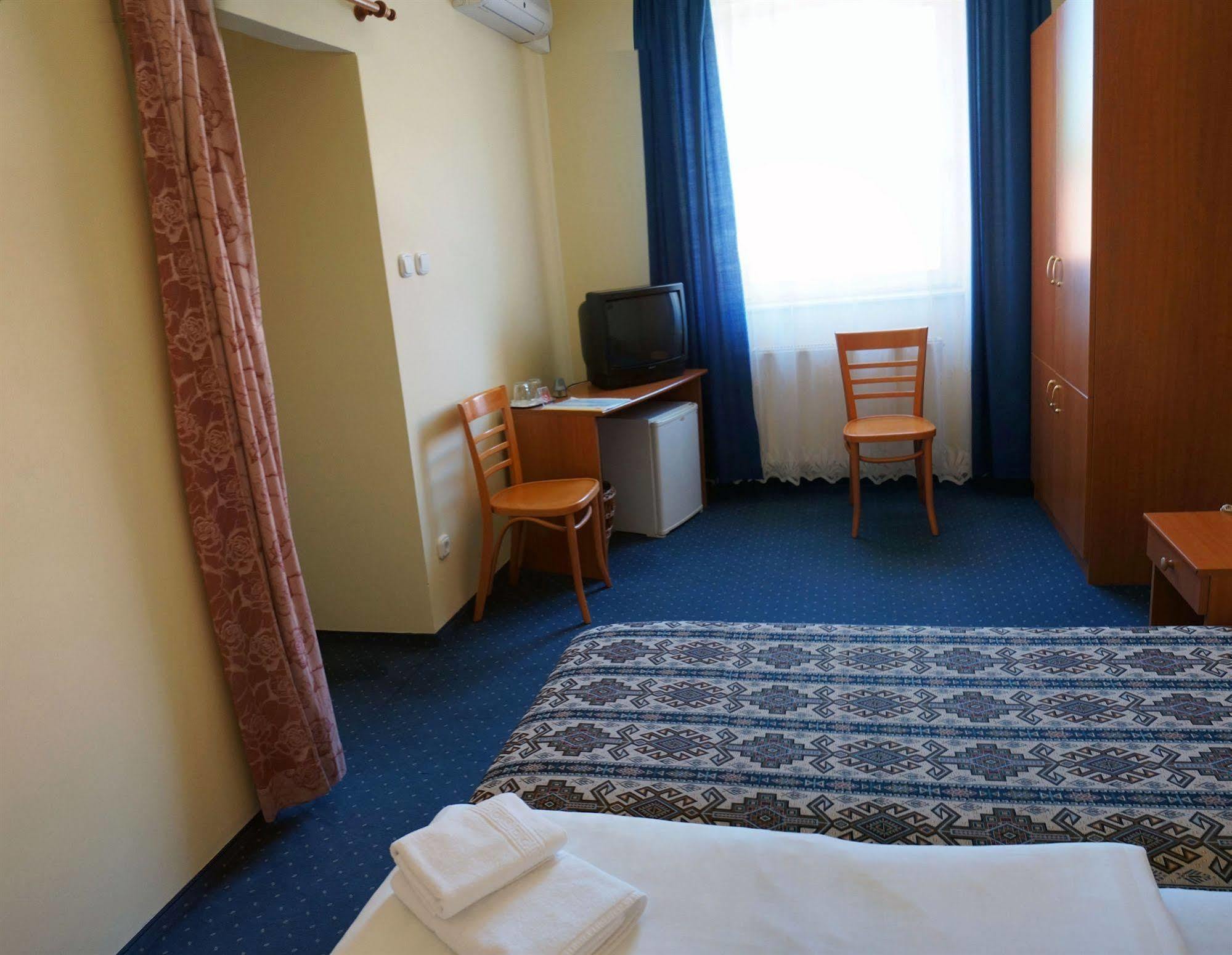 Corvin Hotel Gyor Exterior photo