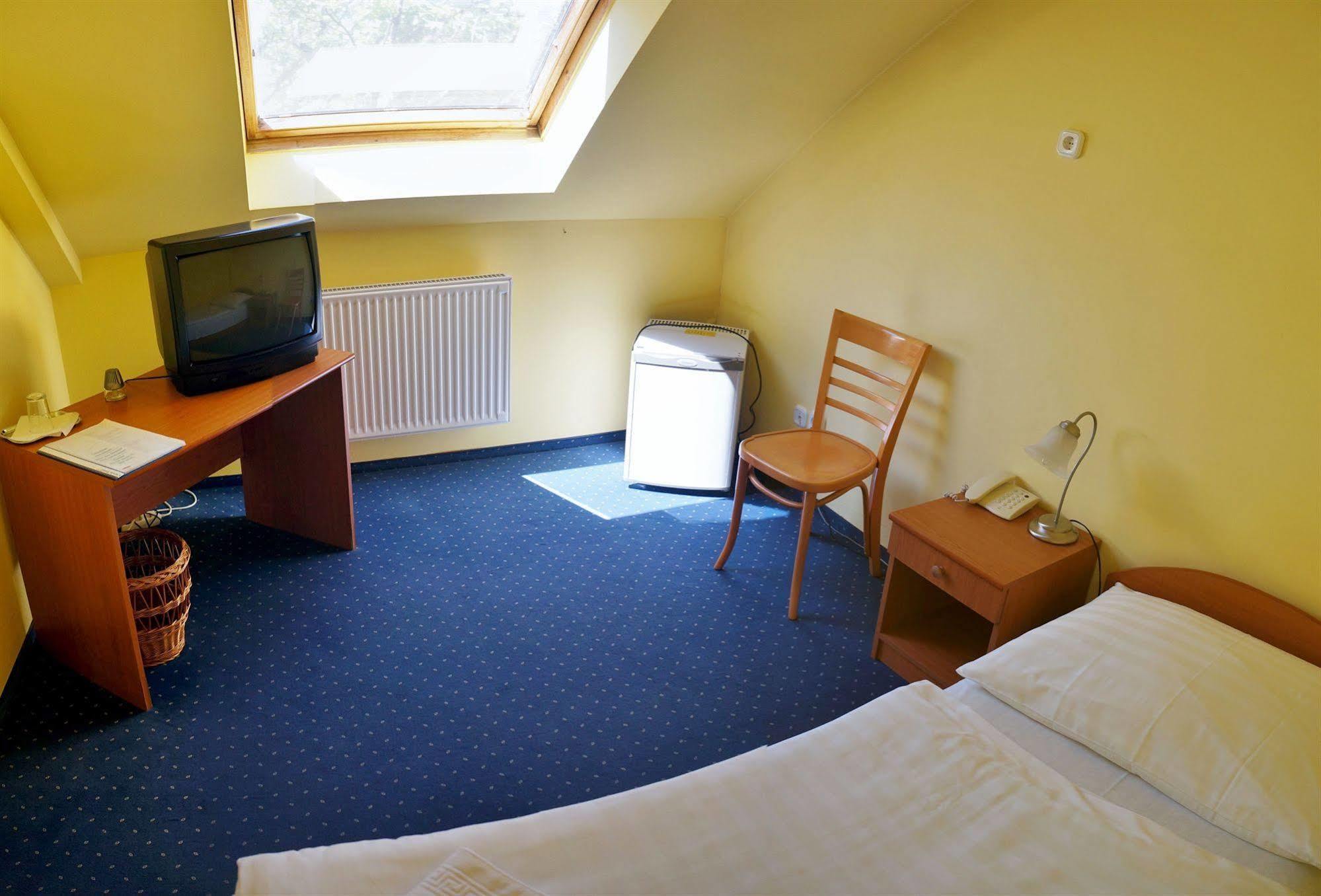 Corvin Hotel Gyor Exterior photo