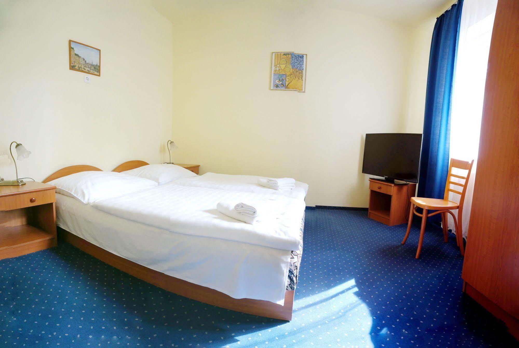 Corvin Hotel Gyor Exterior photo
