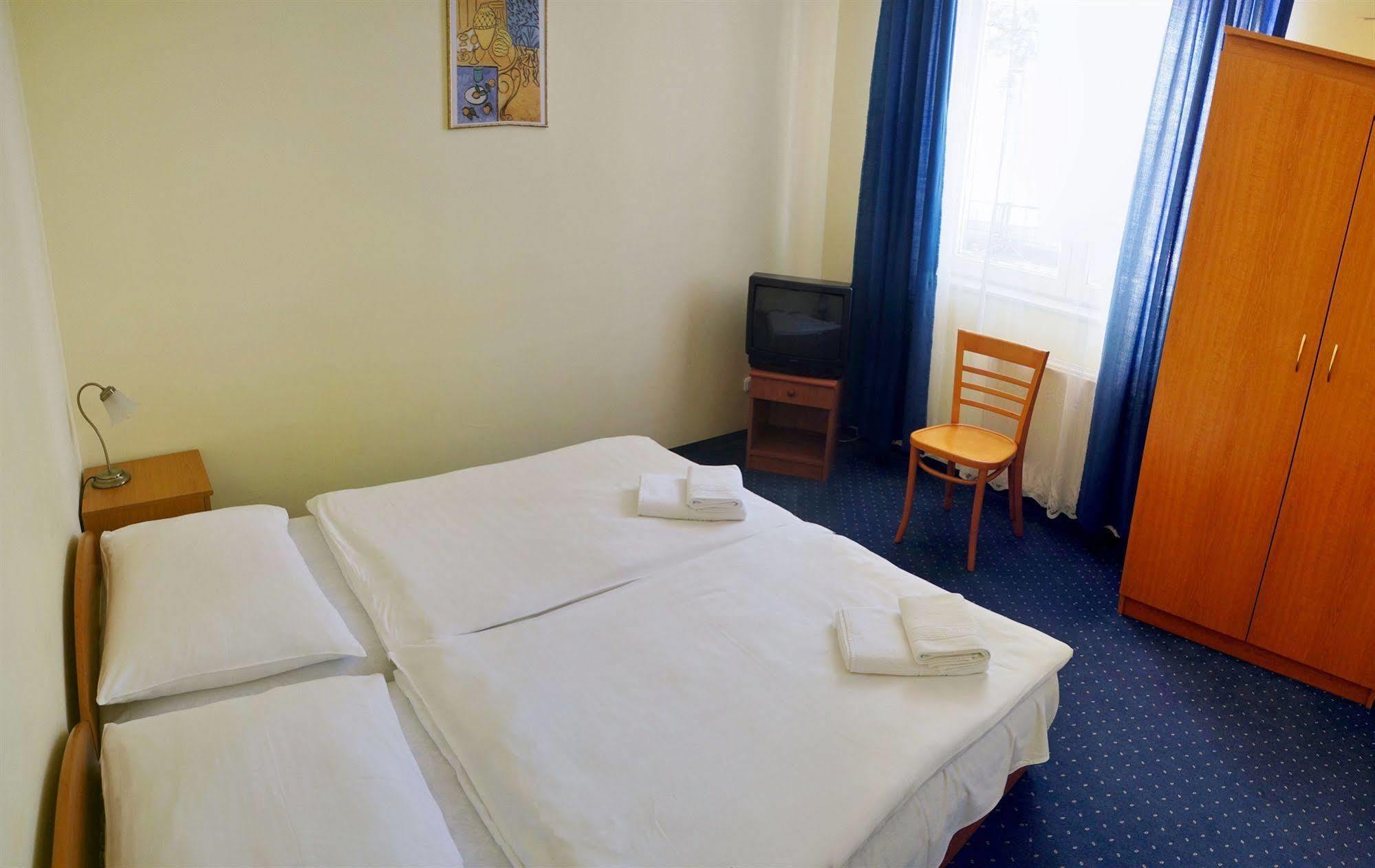 Corvin Hotel Gyor Exterior photo