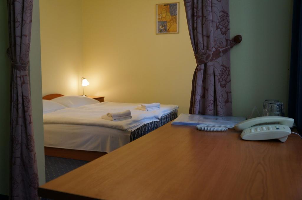 Corvin Hotel Gyor Exterior photo